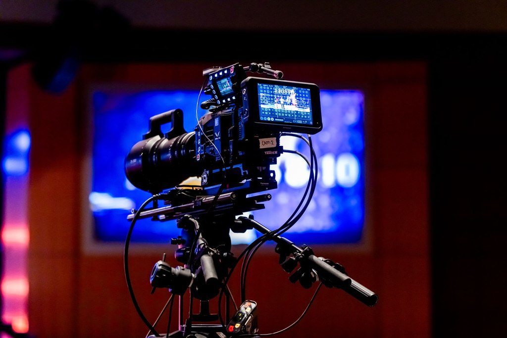 AI-avatar in reclame: ondernemer neemt een videoreclame op in een studio