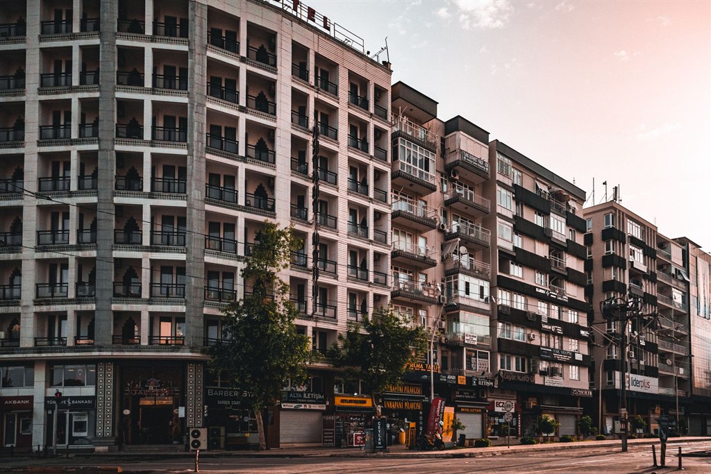 Bedrijfsruimte in een VvE: winkelpand op de begane grond van een appartementencomplex