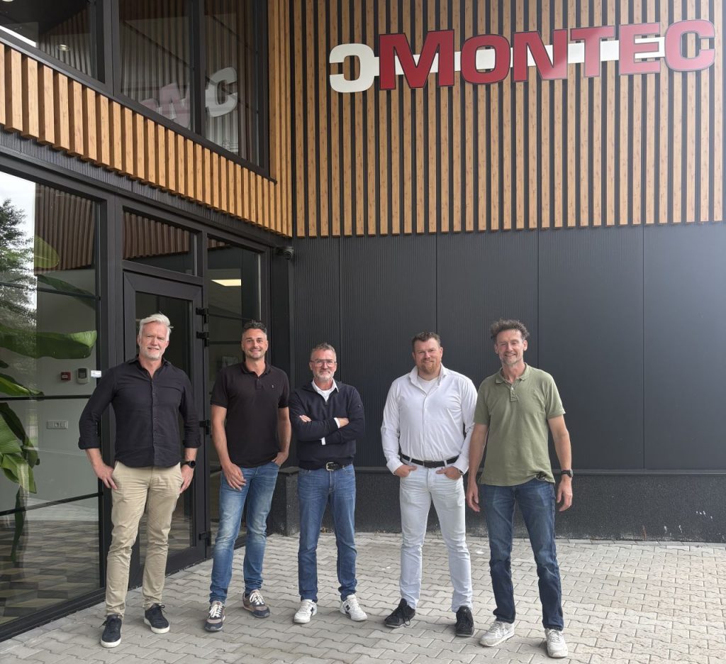 Het team van Montec voor het bedrijfspand na de aansluiting bij NOK.5 Techniek