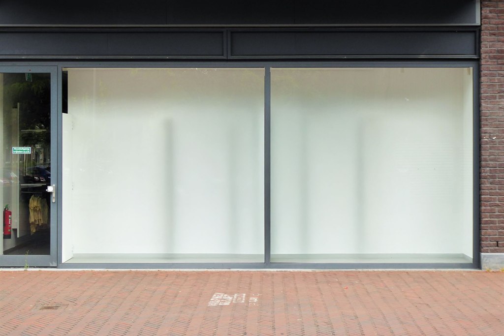 Lege etalage van een winkelpand, bij ontbinding huurovereenkomst bedrijfsruimte
