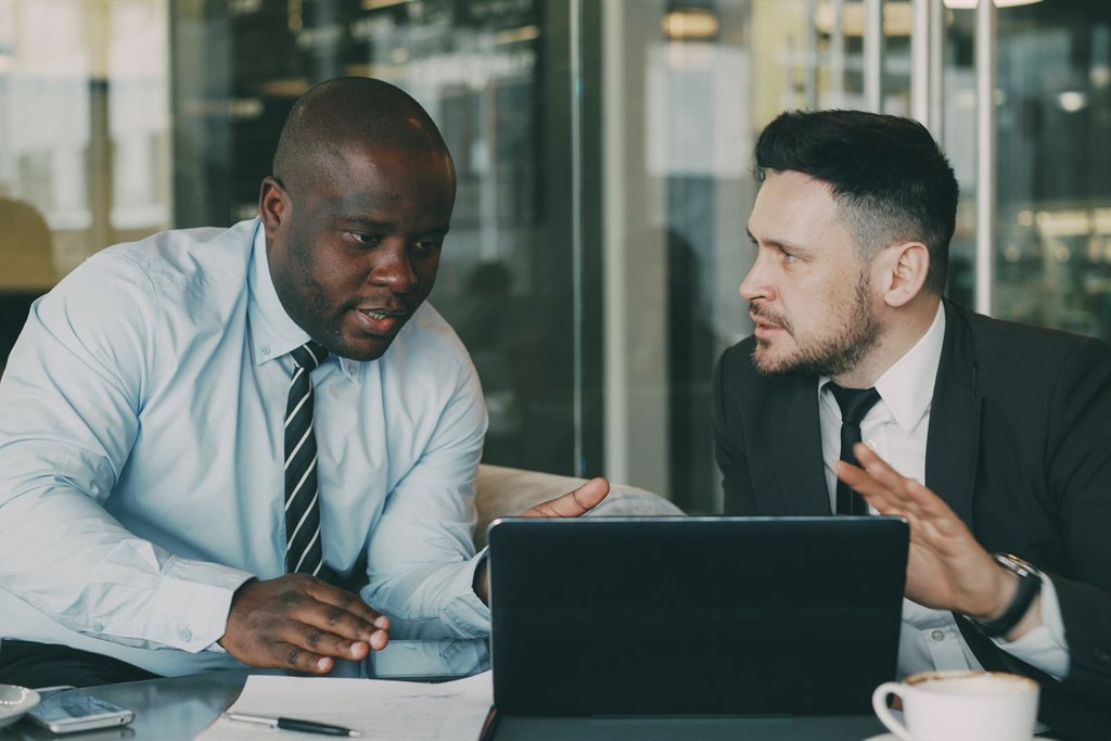 Twee ondernemers in een gespannen gesprek: deadlock aandeelhouders bij een 50/50-BV